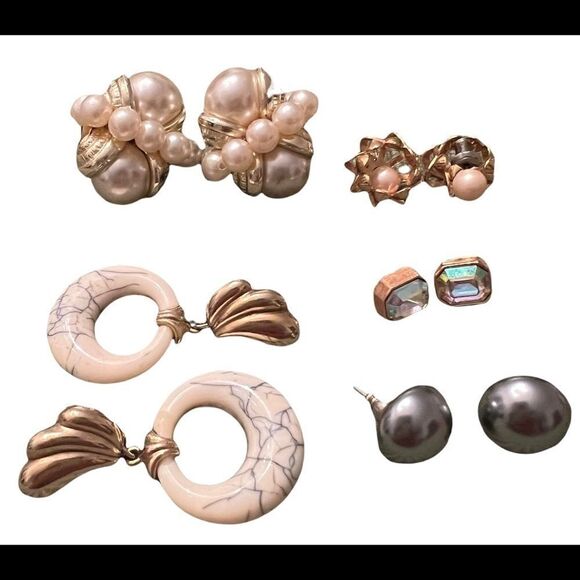 Jewelry - 4 pair of stylish earrings